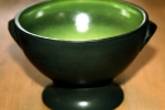 Soppskål på fot i grön/svart.